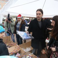 Predsjednik Živog zida Ivan Vilibor Sinčić i Vladimira Palfi na Trgu Petra Preradovića dijelili su građanima riblji paprikaš i božićne pakete za djecu