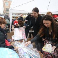 Predsjednik Živog zida Ivan Vilibor Sinčić i Vladimira Palfi na Trgu Petra Preradovića dijelili su građanima riblji paprikaš i božićne pakete za djecu