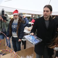 Predsjednik Živog zida Ivan Vilibor Sinčić i Vladimira Palfi na Trgu Petra Preradovića dijelili su građanima riblji paprikaš i božićne pakete za djecu