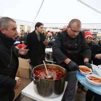Predsjednik Živog zida Ivan Vilibor Sinčić i Vladimira Palfi na Trgu Petra Preradovića dijelili su građanima riblji paprikaš i božićne pakete za djecu