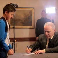 Garry Kasparov odigrao simultanku s poznatim osobama i šahistima