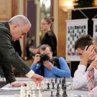 Garry Kasparov odigrao simultanku s poznatim osobama i šahistima