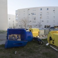 Orkanska bura raznosila je kontejnere širom grada