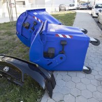 Orkanska bura raznosila je kontejnere širom grada