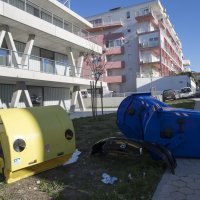 Orkanska bura raznosila je kontejnere širom grada