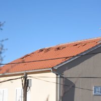 Snažni udar bure oštetio je nekoliko krovova na obiteljskim kućama u Posedarju