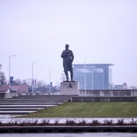 Na novom spomeniku dr. Franji Tuđmanu osvanuli srp i čekić