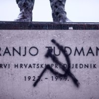 Na novom spomeniku dr. Franji Tuđmanu osvanuli srp i čekić
