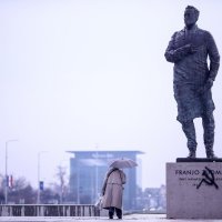 Na novom spomeniku dr. Franji Tuđmanu osvanuli srp i čekić