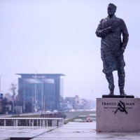 Na novom spomeniku dr. Franji Tuđmanu osvanuli srp i čekić