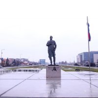 Na novom spomeniku dr. Franji Tuđmanu osvanuli srp i čekić