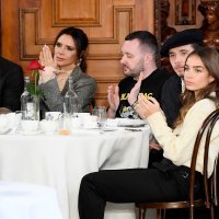 Brooklyn Beckham i Hanna Cross u izlasku s Victorijom i Davidom Beckhamom