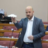 Zastupnik SDP-a Gordan Maras bacio je papirnati avion u sabornici