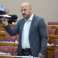 Zastupnik SDP-a Gordan Maras bacio je papirnati avion u sabornici