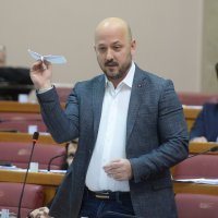 Zastupnik SDP-a Gordan Maras bacio je papirnati avion u sabornici