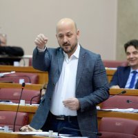 Zastupnik SDP-a Gordan Maras bacio je papirnati avion u sabornici