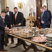 Donald Trump igračima Clemson Tigersa servirao je hamburgere, pomfrit i pizzu