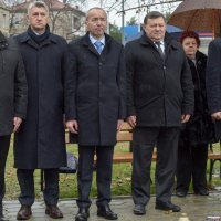 Polaganjem vijenaca i paljenjem svijeća kod središnjeg kriza na spomenik hrvatskim braniteljima obilježava se obljetnica vojno redarstvene akcije Maslenica