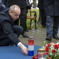 Polaganjem vijenaca i paljenjem svijeća kod središnjeg kriza na spomenik hrvatskim braniteljima obilježava se obljetnica vojno redarstvene akcije Maslenica