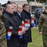 Polaganjem vijenaca i paljenjem svijeća kod središnjeg kriza na spomenik hrvatskim braniteljima obilježava se obljetnica vojno redarstvene akcije Maslenica