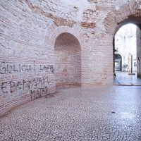 Grafitima išaran tisućljetni kamen u Dioklecijanovoj palači