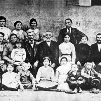 Fotografija iz obiteljske arhive Jurice Pavičića snimljena u proljeće 1914., u mjestu Vrbanju na otoku Hvaru