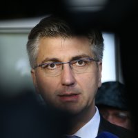 Andrej Plenković tijekom posjeta vojarni u Pločama obratio se medijima