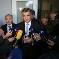 Andrej Plenković tijekom posjeta vojarni u Pločama obratio se medijima