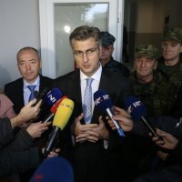 Andrej Plenković tijekom posjeta vojarni u Pločama obratio se medijima