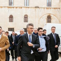 Andrej Plenković s ministrima na prijemu kod biskupa mons. Mate Uzinića