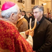 Premijer Andrej Plenković prima blagoslov grla