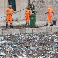 Dubrovnik: Jako jugo u staru gradsku luku donijelo velike količine smeća