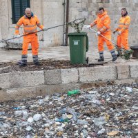 Dubrovnik: Jako jugo u staru gradsku luku donijelo velike količine smeća