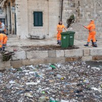 Dubrovnik: Jako jugo u staru gradsku luku donijelo velike količine smeća