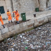 Dubrovnik: Jako jugo u staru gradsku luku donijelo velike količine smeća