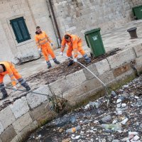Dubrovnik: Jako jugo u staru gradsku luku donijelo velike količine smeća