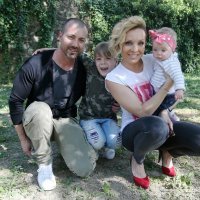 Annamaria Đumbrek sa suprugom i djecom