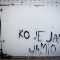 Grafit u ruševinama tvornice koja je životarila do 2008.