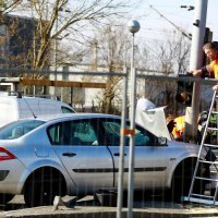 Zagreb: Automobil smrskan nakon što se zabio u stup semafora, nekoliko ozlijeđenih
