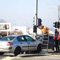 Zagreb: Automobil smrskan nakon što se zabio u stup semafora, nekoliko ozlijeđenih