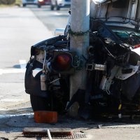 Zagreb: Automobil smrskan nakon što se zabio u stup semafora, nekoliko ozlijeđenih