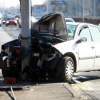 Zagreb: Automobil smrskan nakon što se zabio u stup semafora, nekoliko ozlijeđenih