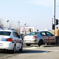 Zagreb: Automobil smrskan nakon što se zabio u stup semafora, nekoliko ozlijeđenih
