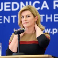 Kolinda Grabar-Kitarović u crnoj midi haljini