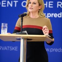 Kolinda Grabar-Kitarović u crnoj midi haljini