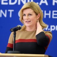 Kolinda Grabar-Kitarović u crnoj midi haljini