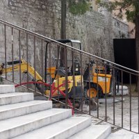 Oštećeni strojevi i temelji na gradilištu ispred šibenske katedrale