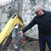 Oštećeni strojevi i temelji na gradilištu ispred šibenske katedrale
