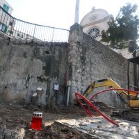 Oštećeni strojevi i temelji na gradilištu ispred šibenske katedrale