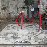 Oštećeni strojevi i temelji na gradilištu ispred šibenske katedrale